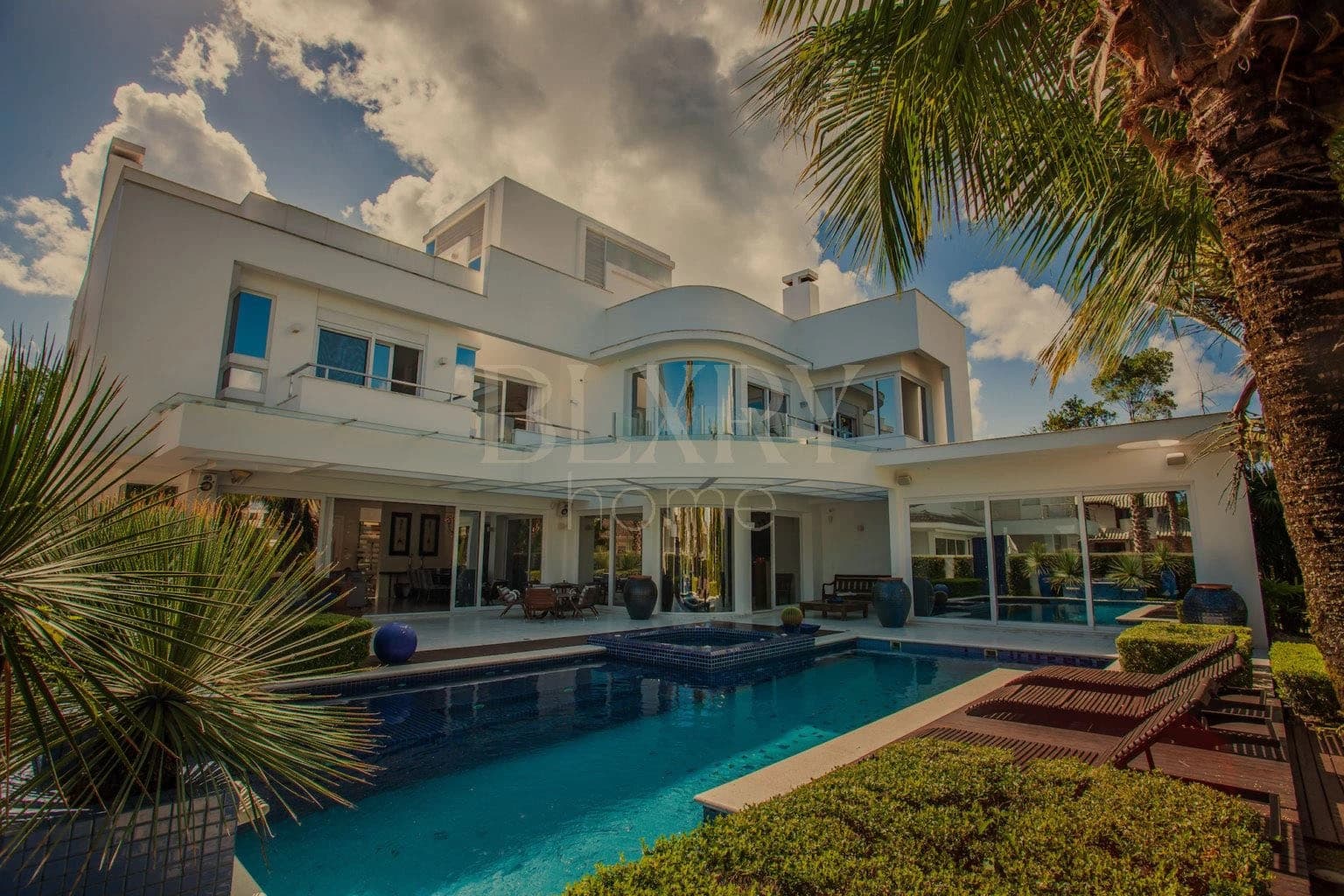 A casa do Mastermind Experience, com piscina e jardim